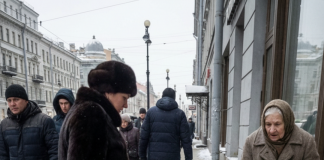 Baka je prodavala heklane stolnjake na ulici na minus deset, a bogatašica ju je gurnula: ‘Skloni te krpe s puta!’. Sutradan je ta bogatašica u bolnici saznala ko je anonimno platio operaciju njenom detetu.