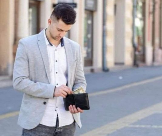 Mladić našao novčanik, a u njemu 300 dinara i PISMO sa adresom: Zakucao je na vrata, a onda se desio Š0K