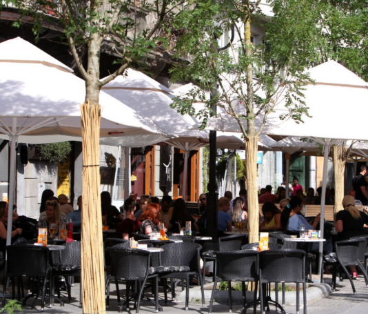 Gost zvao konobara da mu objasni grešku u računu i pita “Momak, šta si ti imao iz matematike”, a zbog njegovog odgovora je propao u zemlju