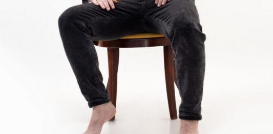 Šta znači ako osoba stalno ‘CUPKA’ nogom, prema psihologiji?