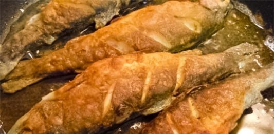 Kuhari ribu ne stavljaju u brašno, UVALJAJU JE U OVU NAMIRNICU: Ulje nikad ne prska, a ukus je bolji 10 puta
