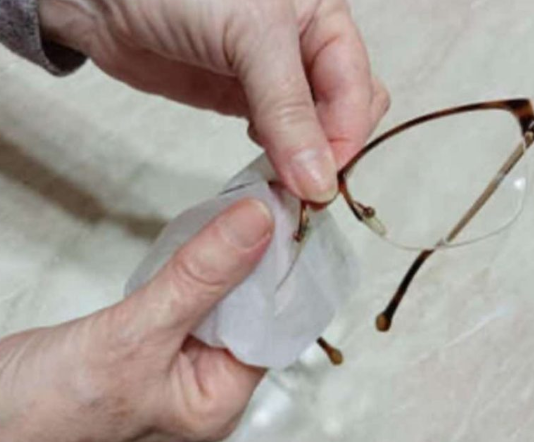 NIKAKO NE BACAJTE NAOČARE KADA IZGREBETE STAKLA: