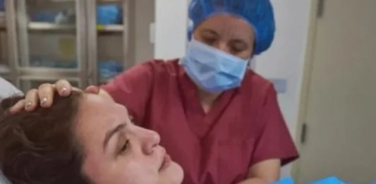POROĐAJ KOJI JE TRAJAO PUNIH 8 SATI: Ono što su izvukli iz MAJČINE utrobe zaprepastilo je sve doktore (FOTO)