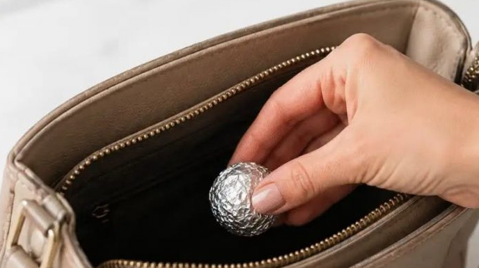 Svaki dan stavlja kuglicu od alu-folije u tašnu: Kad čujete zašto to radi – uradićete isto