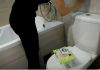 ŽENA SIPALA OVO U VODOKOTLIĆ I IZAZVALA BURU NA INTERNETU: Kupatilo joj miriše mjesecima, a caka nikad prostija ŽENA SIPALA OVO U VODOKOTLIĆ I IZAZVALA BURU NA INTERNETU: Kupatilo joj miriše mjesecima, a caka nikad prostija - featured image