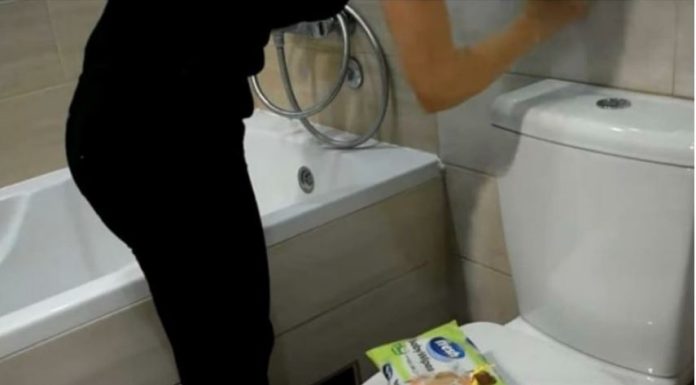 ŽENA SIPALA OVO U VODOKOTLIĆ I IZAZVALA BURU NA INTERNETU: Kupatilo joj miriše mjesecima, a caka nikad prostija ŽENA SIPALA OVO U VODOKOTLIĆ I IZAZVALA BURU NA INTERNETU: Kupatilo joj miriše mjesecima, a caka nikad prostija - featured image