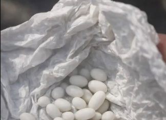 Pronašla sam čudne bijele kuglice u ruksaku svoje 15-godišnje ćerke: kaže da su to samo bomboni, ali joj ne vjerujem..