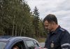 Saobraćajni policajac namjerno je mladoj ženi pocijepao vozačku dozvolu u pokušaju da je ponizi. Ali upravo u tom trenutku žena je mirno otvorila pretinac za rukavice, izvadila nešto drugo, a samo nekoliko sekundi kasnije policajac je stajao potpuno šokiran 😱