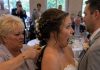 Moja svekrva mi je prišla s leđa na dan mog vjenčanja i odsjekla kosu, tvrdeći da je to „porodična tradicija“. Ali moj suprug je uradio nešto zbog čega je vrlo brzo požalila svoj postupak. 😰😨