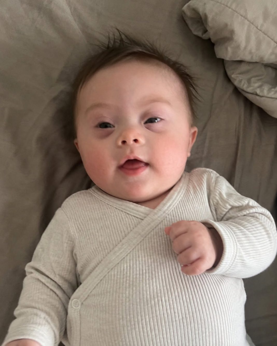 Kad se moja beba rodila s Downovim sindromom, potpisala sam papire da ga ostavim u bolnici… Ali dok sam odlazila, medicinska sestra potrčala je za mnom i rekla jednu rečenicu zbog koje sam se ukočila na mjestu 😱💔 - featured image