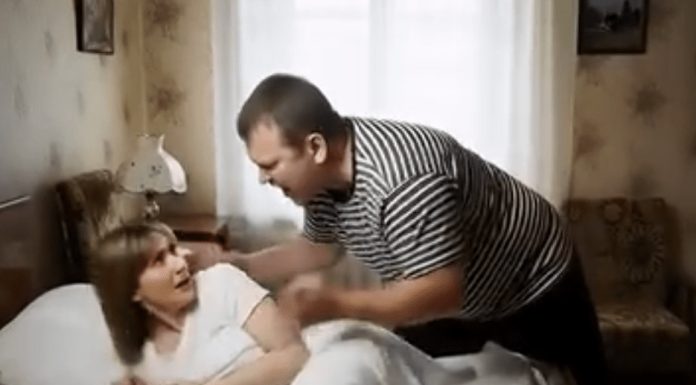 Reci PIN-kod od kartice, mama je u prodavnici, hoće da kupi sebi telefon”: muž me je probudio u 7 ujutru, ali ni on ni njegova majka nisu mogli ni da zamisle kakvo sam im iznenađenje spremila Reci PIN-kod od kartice, mama je u prodavnici, hoće da kupi sebi telefon”: muž me je probudio u 7 ujutru, ali ni on ni njegova majka nisu mogli ni da zamisle kakvo sam im iznenađenje spremila - featured image