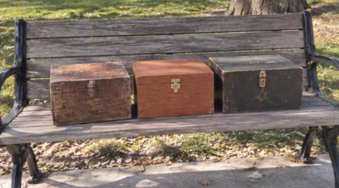 Prije 55 godina četvorica maturanata zaklela su se da će se ponovno naći kraj jezera — jučer su me na staroj klupi dočekale tri kutije, a u njima istina koja mi je vratila ime, kćer i život za koji nisam znao da mi je ukraden