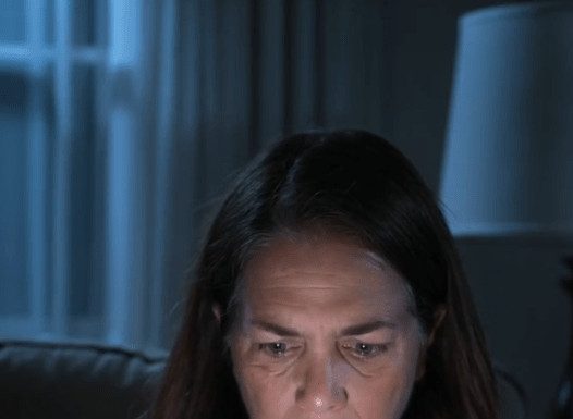 Slučajno sam pronašla u telefonu svog muža fotografije i video-snimke sa mladom, lepom ženom. „To je samo moja rođena sestra od tetke, ne izmišljaj“, mirno je rekao. Ali moj muž nije ni slutio kakvu sam osvetu već pripremila njemu i njegovoj „sestrici“… 😲