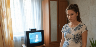 Buduća svekrva došla je u moj stan, ugasila televizor i objavila da je dnevna soba odsad njezina — moj zaručnik je šutio, a ja sam joj jednom rečenicom otkrila da sam već znala njihov pravi plan