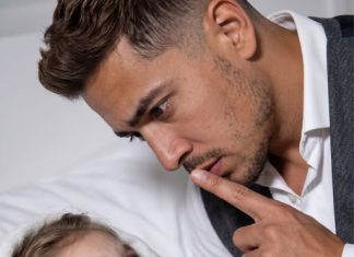 „Tata… leđa me toliko bole da ne mogu spavati. Mama mi je rekla da ti ne smijem reći.“ Upravo sam se vratio s poslovnog puta kad mi je moja osmogodišnja kći tiho otkrila tajnu za koju njezina majka nikada nije htjela da je čujem.