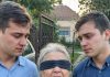 Roditelji su ih napustili kad su imali dvije godine, a baka ih je prehranila prodajući povrće i radeći po tuđim poljima – dvadeset i tri godine poslije stavili su joj povez preko očiju i u ruku spustili mali mjedeni ključ…