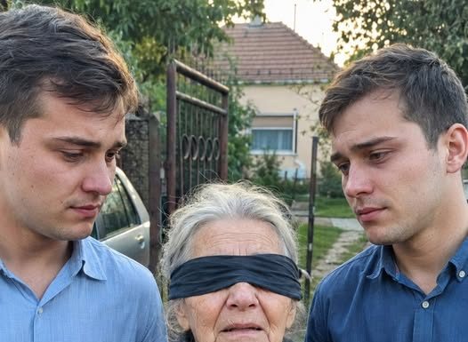 Roditelji su ih napustili kad su imali dvije godine, a baka ih je prehranila prodajući povrće i radeći po tuđim poljima – dvadeset i tri godine poslije stavili su joj povez preko očiju i u ruku spustili mali mjedeni ključ…