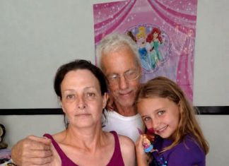„Svake noći, moj deda me je krišom vodio u svoju sobu… Ali kada je moja majka otkrila zašto je to radio, nije mogla da izdrži i briznula je u plač.“