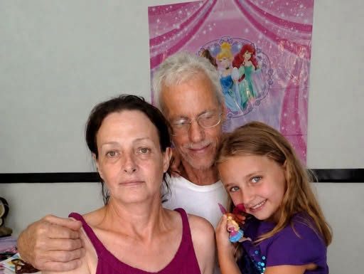 „Svake noći, moj deda me je krišom vodio u svoju sobu… Ali kada je moja majka otkrila zašto je to radio, nije mogla da izdrži i briznula je u plač.“