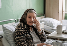 S 83 godine slomila sam nogu i danima nitko iz moje obitelji nije imao vremena za mene, osim susjedova dječaka — a ono što je pronašao na mom tavanu otkrilo je tajnu staru sedamdeset četiri godine