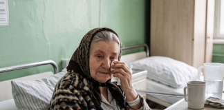 S 83 godine slomila sam nogu i danima nitko iz moje obitelji nije imao vremena za mene, osim susjedova dječaka — a ono što je pronašao na mom tavanu otkrilo je tajnu staru sedamdeset četiri godine