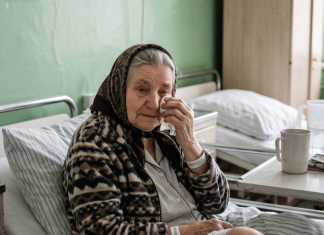 S 83 godine slomila sam nogu i danima nitko iz moje obitelji nije imao vremena za mene, osim susjedova dječaka — a ono što je pronašao na mom tavanu otkrilo je tajnu staru sedamdeset četiri godine