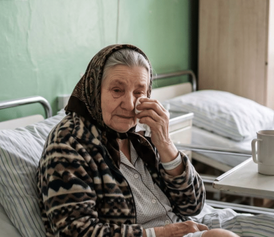 S 83 godine slomila sam nogu i danima nitko iz moje obitelji nije imao vremena za mene, osim susjedova dječaka — a ono što je pronašao na mom tavanu otkrilo je tajnu staru sedamdeset četiri godine