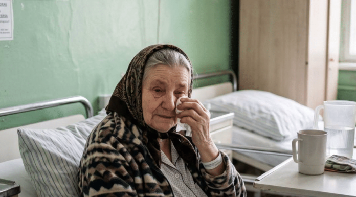 S 83 godine slomila sam nogu i danima nitko iz moje obitelji nije imao vremena za mene, osim susjedova dječaka — a ono što je pronašao na mom tavanu otkrilo je tajnu staru sedamdeset četiri godine