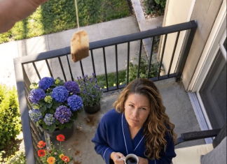 Moj komšija je stalno bacao iskorišćene kesice čaja na moj balkon. Tri puta sam ga upozorila — a onda sam odlučila da postupim potpuno drugačije.