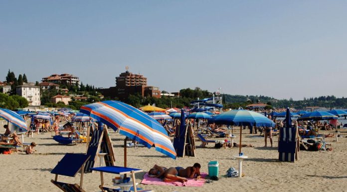 DA LI JE MOGUĆE?!DA LI OVO RADE OD 7 UJUTRU… Skandal na hrvatskoj plaži, LJUDI ZGROŽENI PRIZOROM