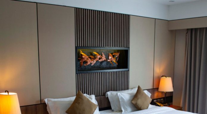 Čemu zapravo služi uska traka od tkanine preko hotelskog kreveta?