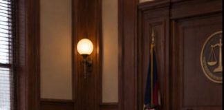 Milioner je trebao biti osuđen na sedam godina zatvora zbog optužbi za finansijsku prevaru. U sudnici su ga ljudi ismijavali i nazivali kriminalcem. Čak su ga i rodbina i prijatelji napustili. Ali kada je obična kućna pomoćnica ustala sa svog mjesta, cijela sudnica ostala je u šoku zbog onoga što se dogodilo nakon toga. 😱