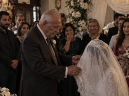 Bogati 71-godišnji muškarac pristao je da se oženi mladom ženom, a da joj nikada nije video lice. Roditelji mlade postavili su samo jedan neobičan uslov: mladoženji će biti dozvoljeno da podigne njen veo tek nakon što venčanje bude završeno. Muškarac je pristao, ali kada je tokom ceremonije konačno sklonio tkaninu sa lica svoje mlade supruge, samo je nekoliko sekundi zurio u nju, a zatim se užasnuto povukao. 😨