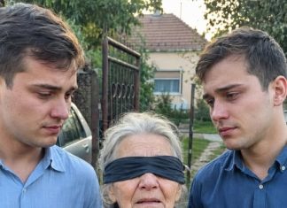 Roditelji su ih napustili kad su imali dvije godine, a baka ih je prehranila prodajući povrće i radeći po tuđim poljima – dvadeset i tri godine poslije stavili su joj povez preko očiju i u ruku spustili mali mjedeni ključ…