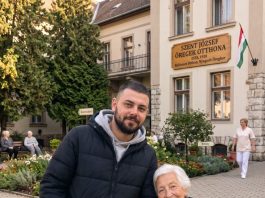 Godinu dana glumio sam sina starice u domu jer su me njezini rođaci plaćali da je držim mirnom — tek nakon njezine smrti ravnateljica mi je otkrila da je Juli od prvog dana znala tko sam