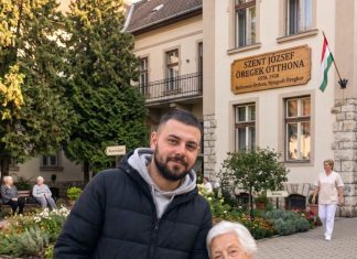 Godinu dana glumio sam sina starice u domu jer su me njezini rođaci plaćali da je držim mirnom — tek nakon njezine smrti ravnateljica mi je otkrila da je Juli od prvog dana znala tko sam