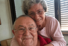 Bili smo u braku 56 godina kada je naša unuka objavila ovu fotografiju na Fejsbuku… Dva sata kasnije, žena koju niko od nas nije poznavao napisala je u komentaru: „Molim vas, nemojte brisati ovu fotografiju. Taj čovek je moj otac.“