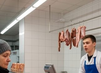 Svaki dan sedamdesetogodišnja penzionerka kupovala je kod mesara 40 kilograma mesa. Jednog dana mesar je odlučio da je prati kako bi saznao gde nestaje svo to meso.