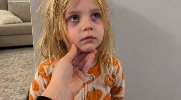 🥺👉💔 „TATA, MOLIM TE, NEMOJ ME SUTRA VODITI U ŠKOLU…“ Mislio sam da moja šestogodišnja kći jednostavno ne želi ići u školu. Ali jedne večeri primijetio sam tamni trag na njezinoj ruci. Pokušala ga je sakriti, a onda me pogledala ravno u oči i rekla nešto zbog čega sam samo sjeo na pod i zaplakao… 😨👇‼️