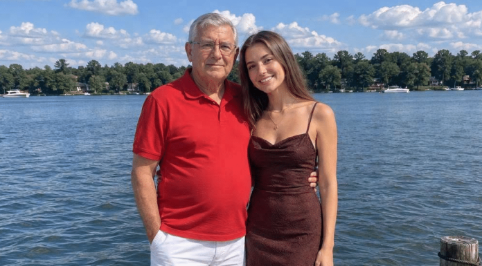 DIREKTOR FIRME ME JE OTPUSTIO PRED SVIMA. DVA SATA KASNIJE POZVAO ME JE I REKAO: „LEPO SE OBUCI I NAĐI SE SA MNOM PORED JEZERA. NIKOME NE GOVORI DA SE SASTAJEMO.“