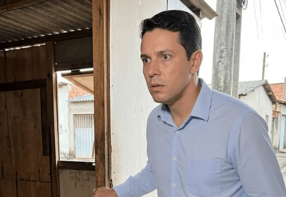 Vratio se podijeliti imovinu nakon razvoda… i pronašao bivšu suprugu kako spava u baraci s njihovim sinom.