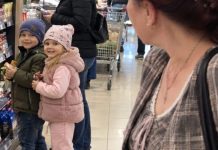 😱💔 U supermarketu sam vidjela dva dječaka koji su izgledali potpuno isto kao moj sin. Pet minuta kasnije otkrila sam tajnu koja je uništila moju obitelj.
