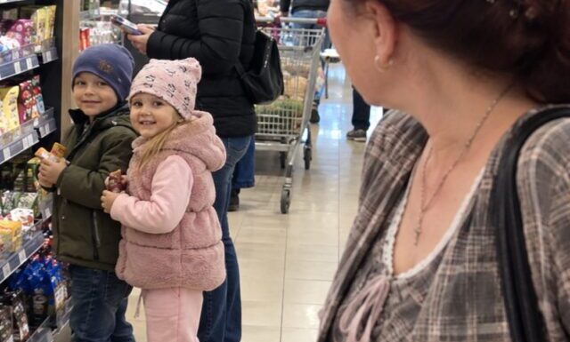 😱💔 U supermarketu sam vidjela dva dječaka koji su izgledali potpuno isto kao moj sin. Pet minuta kasnije otkrila sam tajnu koja je uništila moju obitelj.
