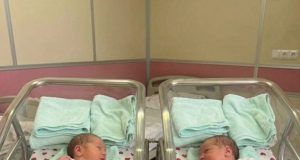 Nakon 20 godina čekanja, napokon su dobili blizance… ali kada je liječnik vidio znak na rukama beba, svi su se zaledili 😱💔👇