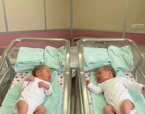 Nakon 20 godina čekanja, napokon su dobili blizance… ali kada je liječnik vidio znak na rukama beba, svi su se zaledili 😱💔👇