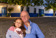 „Mama, svaki put kada me djed kupa, traži da igramo jednu igru. Moram zatvoriti oči, a dok su zatvorene, on nešto radi…“ Kada mi je kćerka to rekla, ukočila sam se. Sljedećeg dana otvorila sam vrata kupatila bez upozorenja, a od prizora koji sam zatekla počele su mi drhtati noge. 😱💔