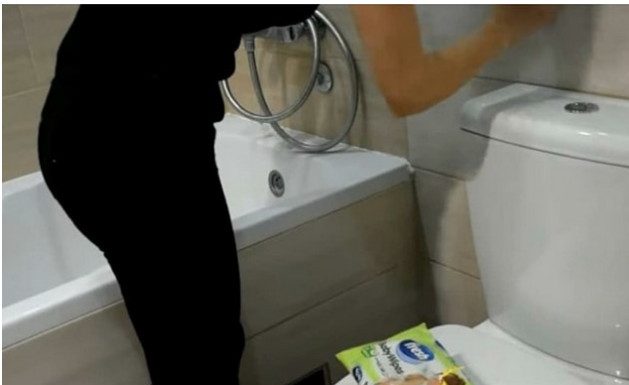 ŽENA SIPALA OVO U VODOKOTLIĆ I IZAZVALA BURU NA INTERNETU: Kupatilo joj miriše mjesecima, a caka nikad prostija