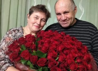 Moj muž nikada nije bio romantičan. Ali na moj 66. rođendan iznenada je došao kući sa 101 crvenom ružom i zamolio me da se fotografiram s njim… Pomislila sam da se napokon promijenio. Ali ono što je učinio s našom fotografijom natjeralo me da preispitam cijeli naš 42-godišnji brak…
