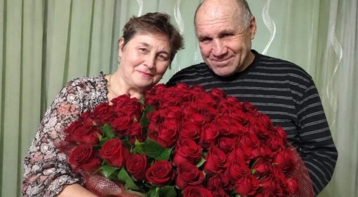 Moj muž nikada nije bio romantičan. Ali na moj 66. rođendan iznenada je došao kući sa 101 crvenom ružom i zamolio me da se fotografiram s njim… Pomislila sam da se napokon promijenio. Ali ono što je učinio s našom fotografijom natjeralo me da preispitam cijeli naš 42-godišnji brak…