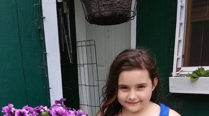 Godinama mi je suprug zabranjivao fotografirati našu 9-godišnju kćer. Jednog dana potajno sam objavila njezinu fotografiju na Facebooku. Dva sata poslije nazvala me nepoznata žena: „Odmah izbrišite tu fotografiju! Nemate pojma koga odgajate u svojoj kući!” Kad je moj suprug čuo njezino ime, pao je na koljena i briznuo u plač…